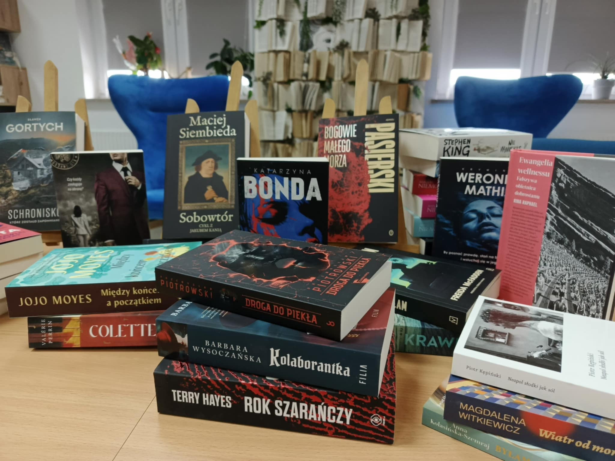 książki w bibliotece